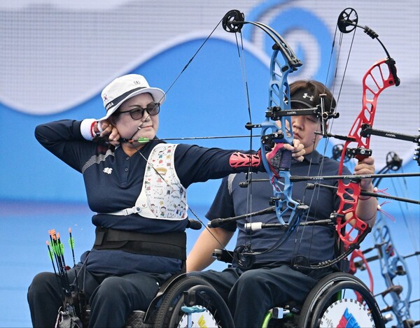 26일 열린 ‘2022 항저우장애인아시아경기대회(APG)’ 양궁 혼성 W1 복식 결승전에서 김옥금(63·광주광역시청)이 활시위를 당기고 있다. ©대한장애인체육회