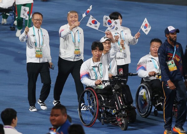 28일 오후 8시 30분(한국시간) 중국 저장성 항저우의 올림픽 스포츠센터 스타디움에서 열린 ‘2022 항저우 장애인아시아경기대회(APG)’ 폐회식에서 대한민국 선수단의 입장 모습. ©대한장애인체육회