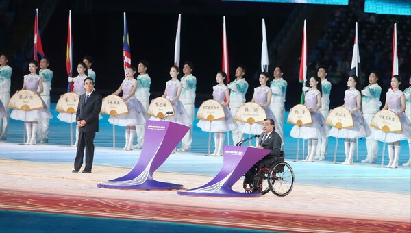 28일 오후 8시 30분(한국시간) 중국 저장성 항저우의 올림픽 스포츠센터 스타디움에서 열린 ‘2022 항저우 장애인아시아경기대회(APG)’ 폐회식에서 마지드 라시드 아시아 패럴림픽 위원장의 폐회 선언. ©대한장애인체육회