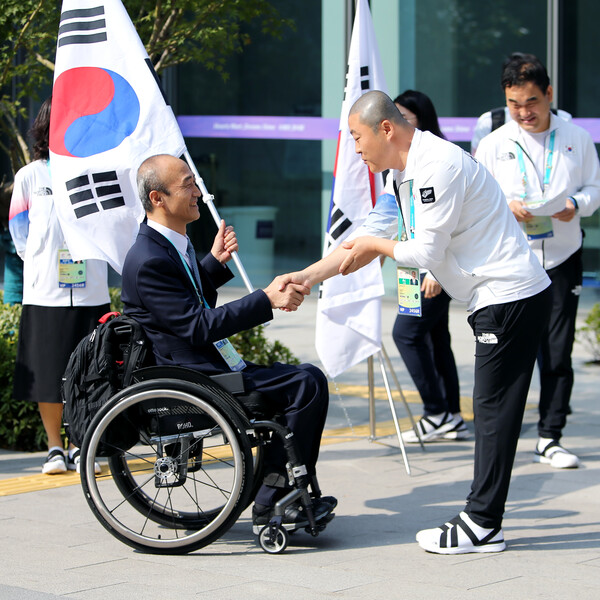 29일 2022 항저우 장애인아시아경기대회 선수촌에서 열린 해단식에서 김진혁 단장이 정진완 회장에서 단기를 반납하고 있다. ©대한장애인체육회