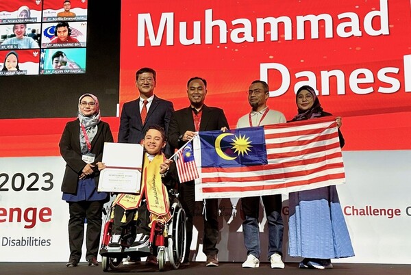 2023 글로벌IT챌린지에서 종합 우승한 무함마드 나지르 다니쉬 학생이 상장과 말레이시아 국기를 들고 환하게 웃고 있다. ⓒ한국장애인재활협회