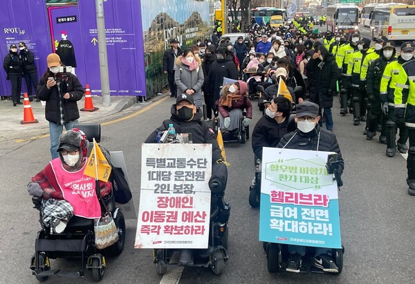 전국장애인차별철폐연대(전장연)가 올해 1월 19일 설 연휴를 앞두고, 서울 남부터미널 앞에서 “장애인도 시외버스를 타고 고향에 가게 해달라”면서 시외이동권 보장을 촉구하며 행진을 펼쳤던 모습. ⓒ전국장애인차별철폐연대