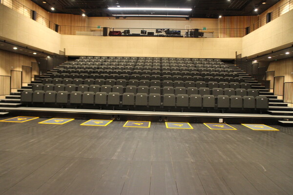 모두예술극장 2층 공연장 장애인좌석은 맨 앞에 7좌석이 양호하게 마련됐다. ©박종태