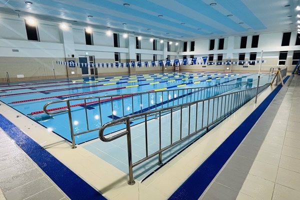 1층 수영장에는 휠체어 사용 장애인이 물속에 안전하고 편리하게 입수할 수 있는 경사로가 양호하게 설치가 되였다.