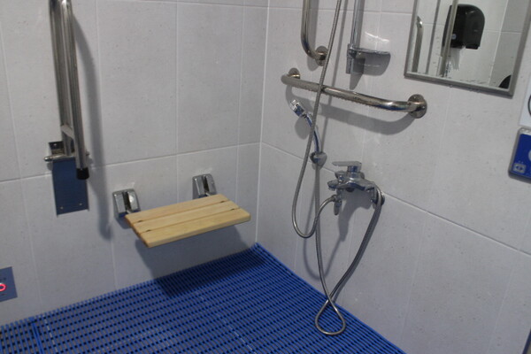 시흥시 은계1어울림센터 1층 수영장 샤워실은 샤워기가 휠체어를 사용하는 장애인이 손이 닿는 위치에 설치됐지만, 옮겨 앉을 수 있는 벽면의 의자는 폭이 좁아 불편을 겪을 것으로 보였다. ©박종태