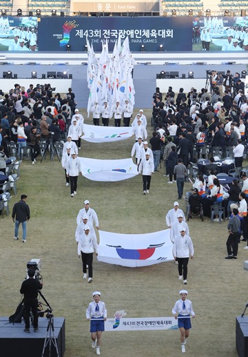 3일 목포종합경기장에서 열린 제43회 전국장애인체육대회 개회식에서 태극기 및 대회기가 입장하고 있다. ⓒ대한장애인체육회