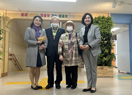 기금을 전달하고 학교 복도에서 기념사진 한 컷. 좌로부터 이영미 교감, 이선 목사, 오정인 사모, 조양숙 서울맹학교 교장. ©서인환