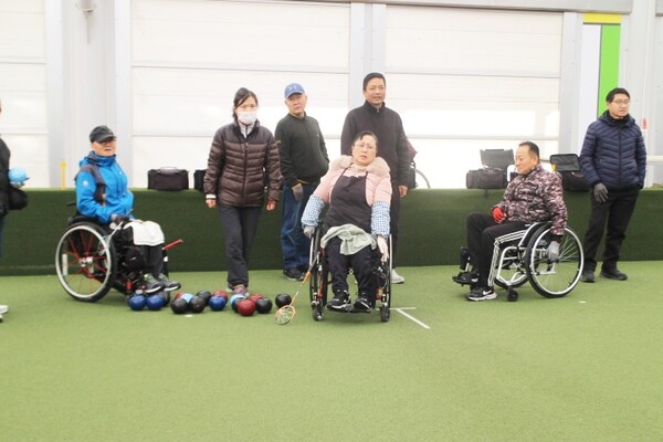 안산시론볼장에서 연습 중인 수원시장애인론볼연맹 선수들. ©박종태