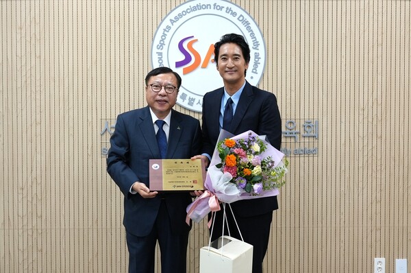영화배우 신현준(사진 오른쪽)이 지난 11일 서울시장애인체육회 홍보대사로 위촉됐다. ©서울시장애인체육회