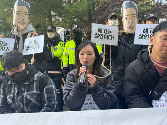 15일 서울 용산구 서울시장 공관 앞에서 열린 기자회견에서 발언하는 피플퍼스트성북센터 정원 활동가. ⓒ전국장애인차별철폐연대