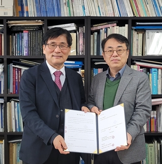 한국사회복지정책연구원 김종인 원장(사진 왼쪽)과 한국전자금융 강명구 키오스크사업본부장이 배리어프리 키오스크 공동 연구개발을 위한 업무협약을 체결하고 있는 모습. ©한국사회복지정책연구원