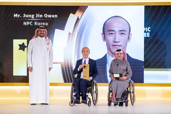 대한장애인체육회 정진완 회장은 지난 25일 사우디아라비아 리야드에서 열린 2023 아시아패럴림픽위원회 시상식에서 아시아훈장을 수상했다. ⓒ대한장애인체육회