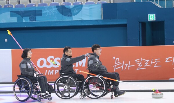 ‘2023 아시아휠체어컬링선수권대회’ 우승을 차지한 강원도 선수들의 경기 모습. ©대한장애인컬링협회