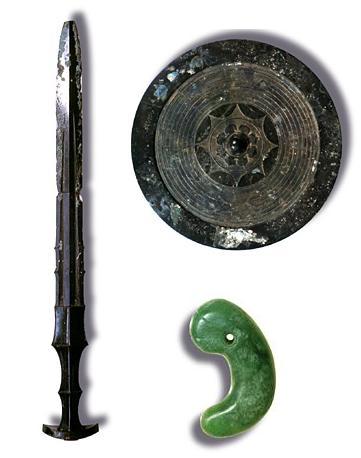 일본 국왕의 정통성을 상징한다는 구슬·청동 거울·청동 칼로 이루어진 이른바 '삼종의 신기' 모조품 (일본 왕실은 진품을 현재도 공개한 적이 전혀 없음). ⓒWikimedia Commons