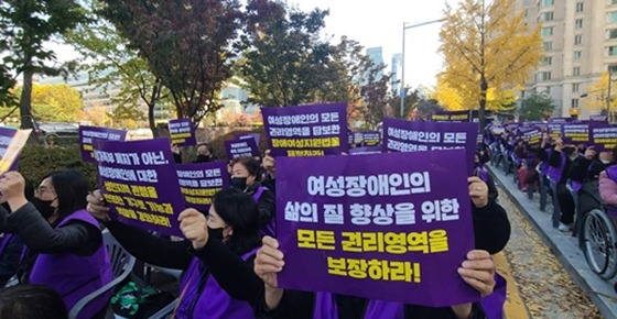지난 2022년 11월 8일 서울 여의도 이룸센터 앞에서 열린 ‘제21회 한국여성장애인대회’에서 여성장애계의 염원인 장애여성지원법 제정을 촉구하고 있다. ⓒ에이블뉴스DB