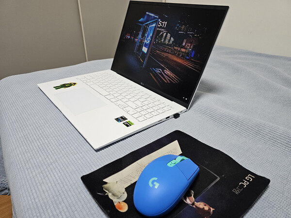 필자의 새 노트북과 별도로 구매한 파란색 무선 게이밍 마우스. 사용 결과 매우 편리하다는 판정이 나왔다. ⓒ장지용