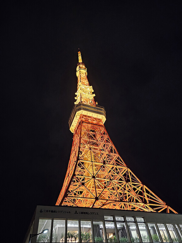 일본 도쿄의 상징이자 현재는 일본을 대표하는 랜드마크로 유명해진, 일본의 재건과 새출발을 상징하는 기념비이기도 한 밤시간에 본 도쿄타워의 모습. ⓒ장지용