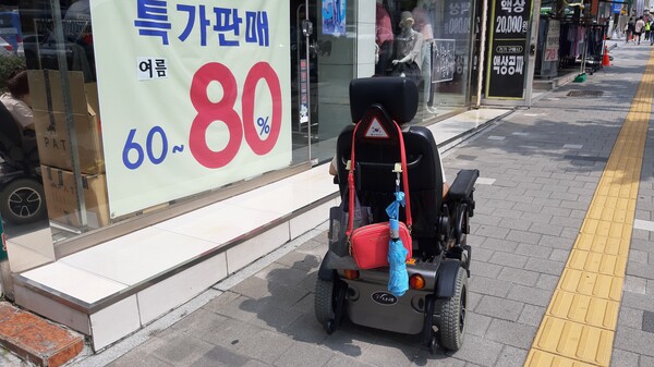 휠체어를 사용하는 장애인에게는 너무 높은 소규모 영업장 10cm 턱. ©황병순