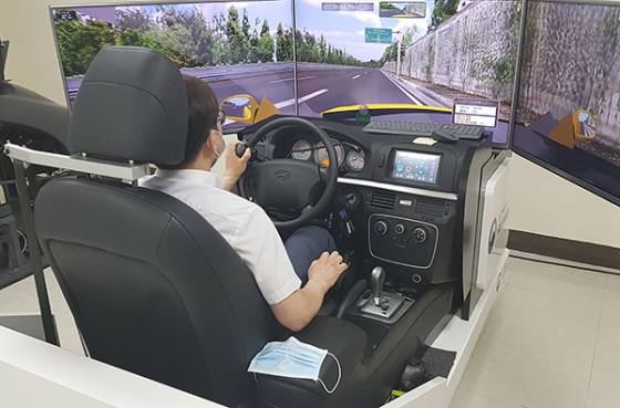 가상현실(VR) 운전환경을 이용한 장애인 운전교육 시뮬레이션. ⓒ국립재활원