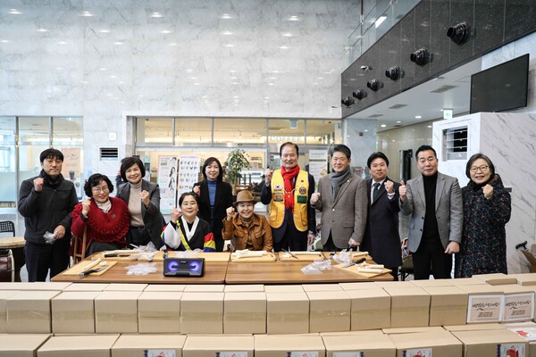 내일을여는멋진여성과 장애인활동지원센터가 지난 5일 서울 강서구 한화비즈메트로 로비에서 진행한 '설맞이 사랑가득 떡국떡 나눔행사' 참석자들이 기념촬영을 하고 있다. ⓒ내일을여는멋진여성
