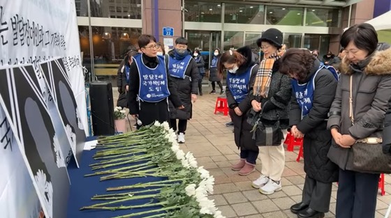 6일 오전 11시 서울 여의도 이룸센터 앞에서 열린 이달 2일 발생한 발달장애인 가정 참사의 가족들을 추모하기 위한 추모제에서 추모하는 발달장애인 당사자와 그 가족들. ⓒ전국장애인부모연대