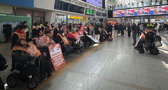 탈시설장애인당當은 8일 오후 2시 서울역 대합실에서 ‘장애인정책페스티벌 캠페인’을 개최했다. ⓒ탈시설장애인당當