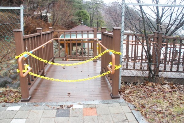 청주랜드동물원 주차장 옆 나무테크 경사로를 통해 휠체어를 사용하는 장애인은 모노레일 접근이 가능하다.©박종태