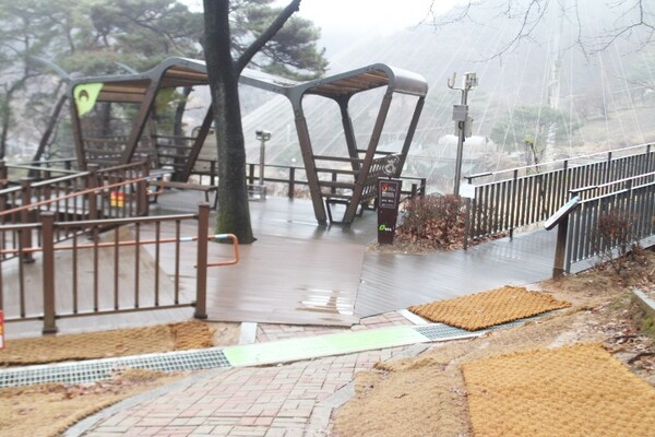 청주랜드동물원 전망대에도 경사로가 설치돼 있다. ©박종태
