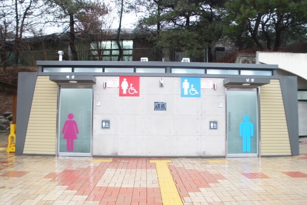 청주랜드동물원 주차장 내 남녀장애인화장실은 남녀비장애인화장실 내부에 마련돼 있어 성별이 다른 활동보조인의 도움을 받기 힘들다. 출입문도 남녀비장애인화장실 여닫이, 남녀장애인화장실 미닫이로 모두 손이 불편하거나 휠체어를 사용하는 장애인이 이용하기 불편하다. ©박종태