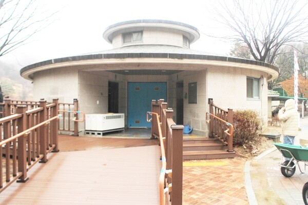 청주랜드동물원 모노레일 A코스 종점 열대관 공중화장실 앞에는 완만한 경사도의 경사로가 설치돼 있어 휠체어를 사용하는 장애인의 접근이 용이하다. 하지만 남녀장애인화장실은 남녀비장애인화장실 내부에 마련돼 있어 성별이 다른 활동보조인의 도움을 받기 힘들다. ©박종태