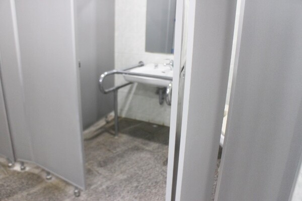 청주랜드동물원 모노레일 A코스 종점 열대관 공중화장실의 남녀장애인화장실 출입문은 접이식으로 모두 손이 불편하거나 휠체어를 사용하는 장애인이 이용하기 힘들다. ©박종태