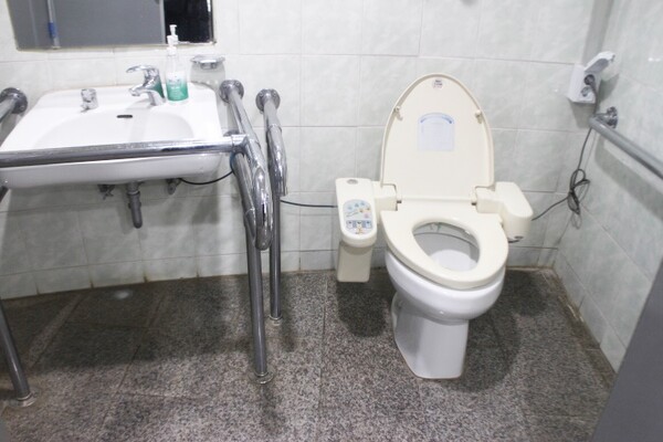 청주랜드동물원 모노레일 A코스 종점 열대관 공중화장실의 남녀장애인화장실 내부 세면대는 대변기 바로 옆에 설치돼 있어 휠체어를 사용하는 장애인이 대변기에 옮겨 앉기에는 공간이 좁았으며, 세면대 양쪽 손잡이는 고정식으로 앞에 가로막이까지 설치돼 있어 휠체어 접근을 방해한다. ©박종태