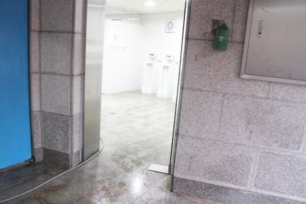 청주랜드동물원 모노레일 A코스 종점 열대관 공중화장실의 남녀비장애인화장실 입구 벽면에는 시각장애인이 손끝으로 만져 성별을 알 수 있는 점자표지판이 설치돼 있지 않아 문제다. ©박종태