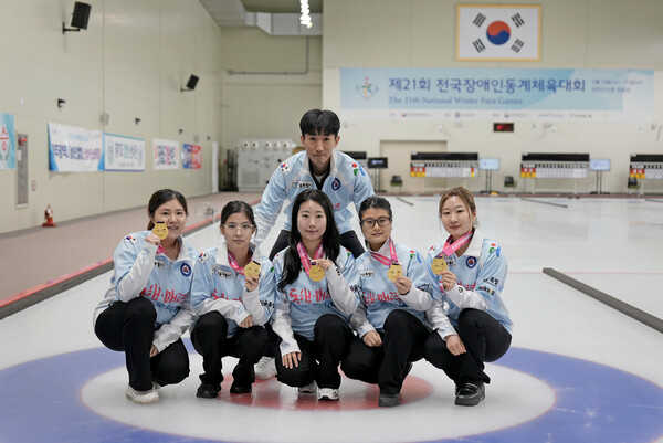 ‘제21회 전국장애인동계체육대회’ MVP를 수상한 서울 여자청각장애컬링팀. ©대한장애인체육회