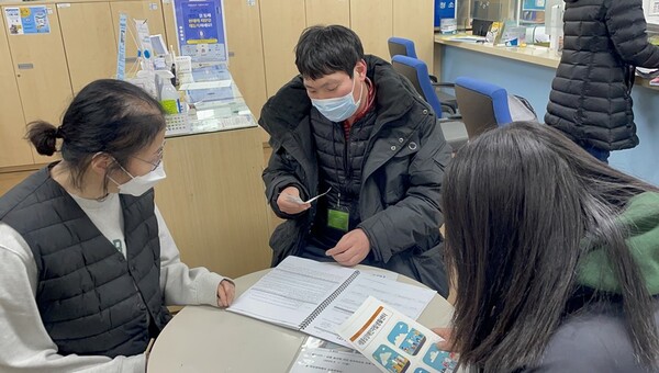 사람중심장애인자립생활센터는 양천구 주민센터 16곳에 주민등록증 발급 신청서 쉬운 설명서를 비치했다고 27일 밝혔다. ⓒ사람중심장애인자립생활센터