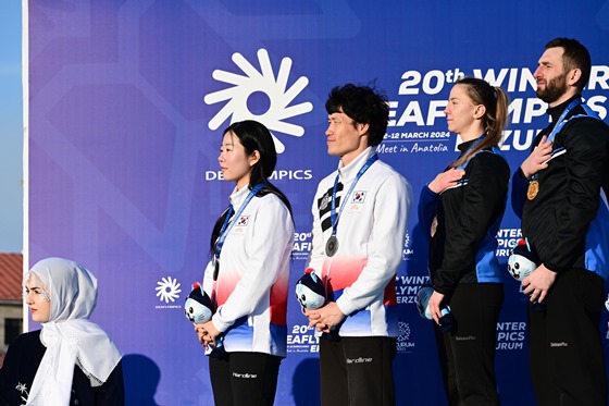 믹스더블 윤순영, 김지수 조가 ‘2023 에르주룸 동계데플림픽대회’ 결승에 올라 은메달을 목에 걸었다. ⓒ(사)한국농아인스포츠연맹