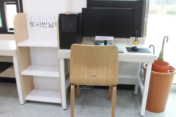 시흥시 송운작은도서관 정보검색 컴퓨터 책상은 높낮이가 조절되지 않아 휠체어를 사용하는 장애인이 이용하는데 어려움이 따른다. ©박종태