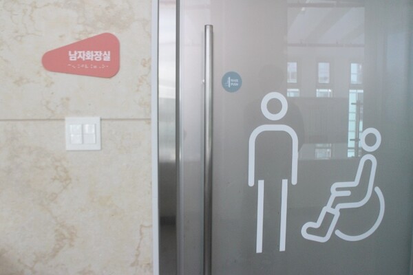 2-4층 남녀 비장애인화장실 출입문이 여닫이로 설치가 되여 손이 불편 하거나 횔체어사용장애인들 출입을 하기가 매우 힘들다 