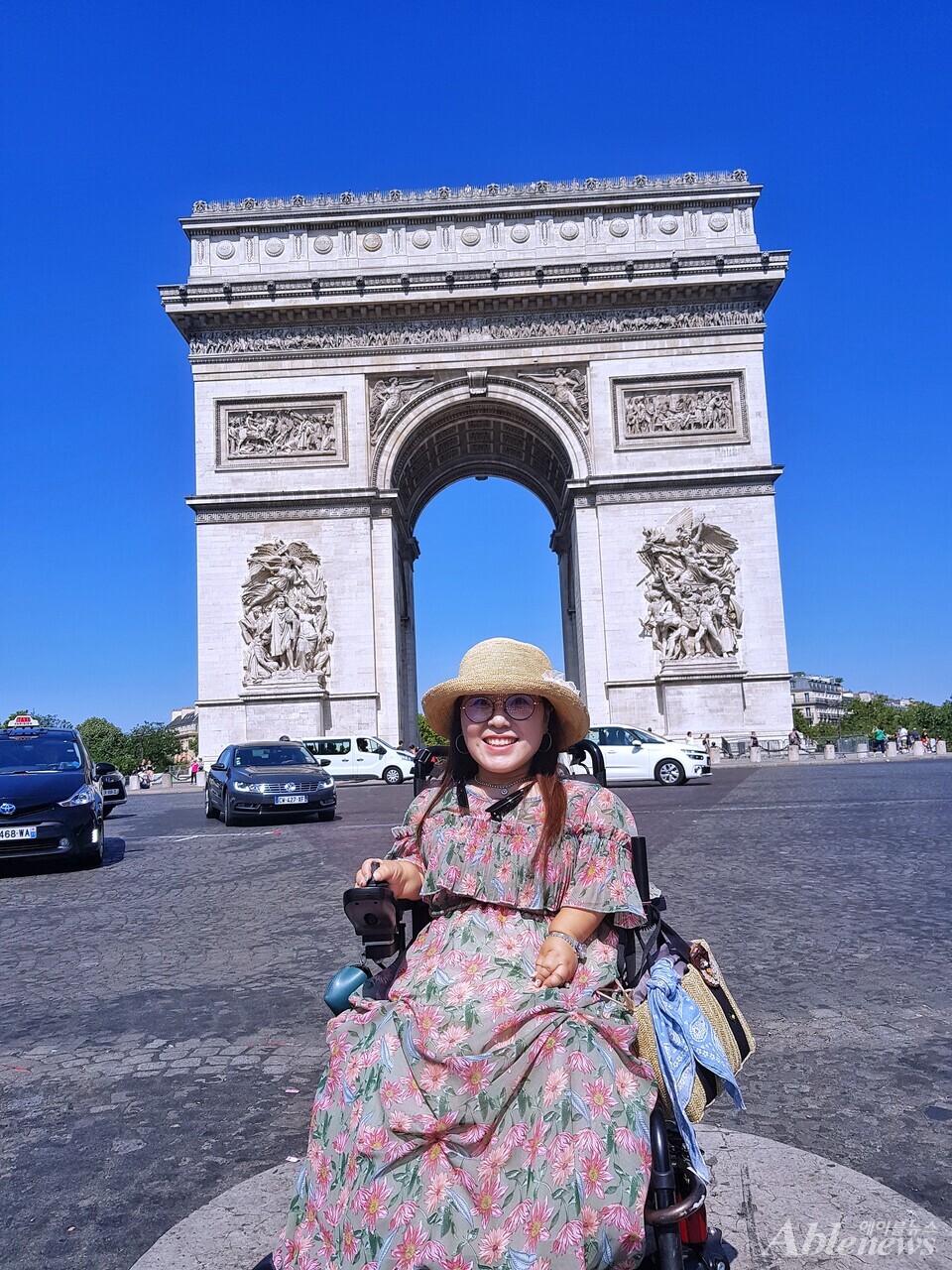 개선문을 뒤로하고. ©하석미