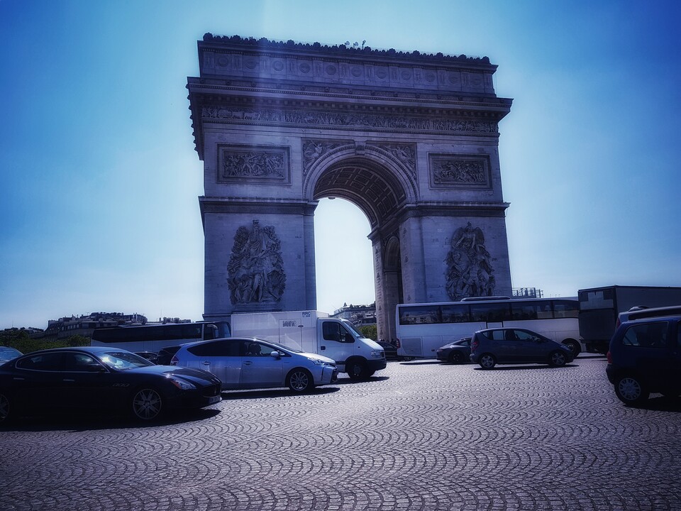 휠체어로 접근 불가한 개선문. ©하석미