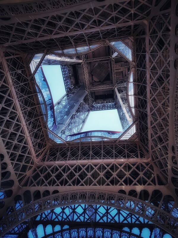 밑에서 올려다 본 에펠탑. ©하석미
