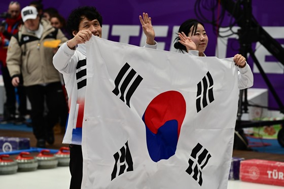 지난 5일 믹스더블 윤순영, 김지수 조가 ‘2023 에르주룸 동계데플림픽대회’ 결승에 올라 은메달을 목에 걸었다. ⓒ(사)한국농아인스포츠연맹