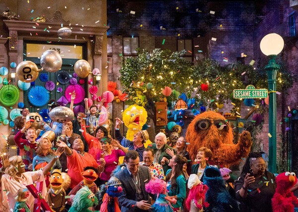 미국 어린이 프로그램 '세서미 스트리트(Sesame Street)' 50주넌을 축하하는 모습. ⓒSesame Street Facebook