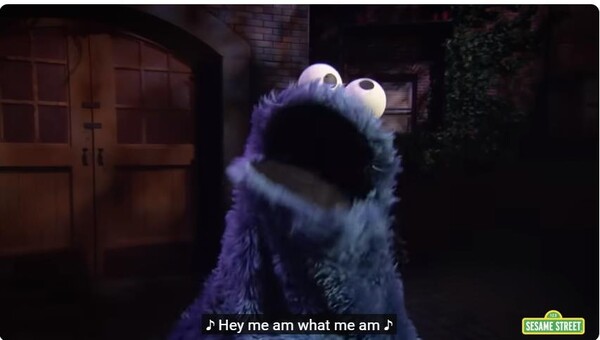 쿠키 몬스터(Cookie Monster)가 ’나는 나‘라며 자신의 정체성은 쿠키 몬스터임을 강변하는 노래를 부르는 모습. ⓒ세서미 스트리트(Sesame Street) Youtube 동영상 캡처