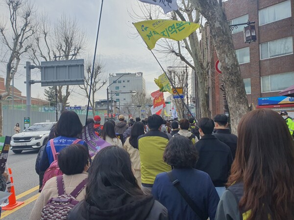 보건의료시민단체와 노동조합으로 이뤄진 무상의료운동본부에서 지난 3월 16일 서울 대학로 마로니에공원에서 개최한 ‘의정대립 속에 실종된 ’공공의료‘ 찾기 시민행진'에 시민들이 참여해 시가 행진을 하는 모습 ⓒ이원무