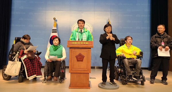 녹색정의당이 지난 22일 국회 소통관에서 기자회견을 갖고, ‘22대 총선 10대 장애인공약’을 발표했다. ©녹색정의당