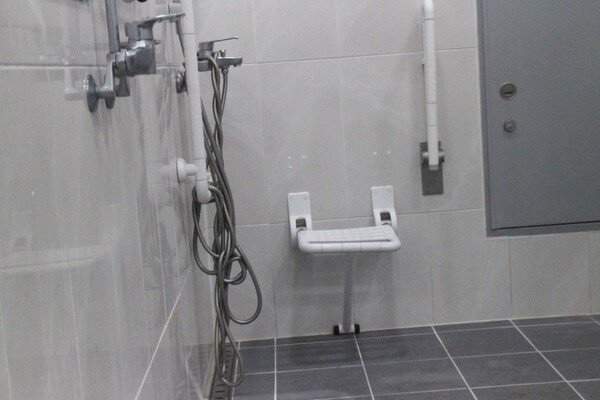서울시 중랑구 묵2동문화체육복합센터 3층 샤워실의 경우 샤워기가 휠체어를 사용하는 장애인이 사용하기에는 설치 위치가 높았고, 벽면에 옮겨 앉을 수 있는 샤워용의자도 폭이 좁아 이용하는데 불편을 겪을 것으로 보였다. ©박종태