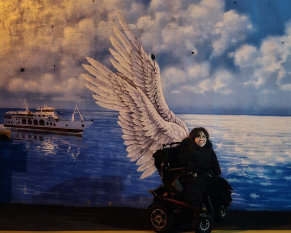 동피랑의 휠체어에 날개달린 천사