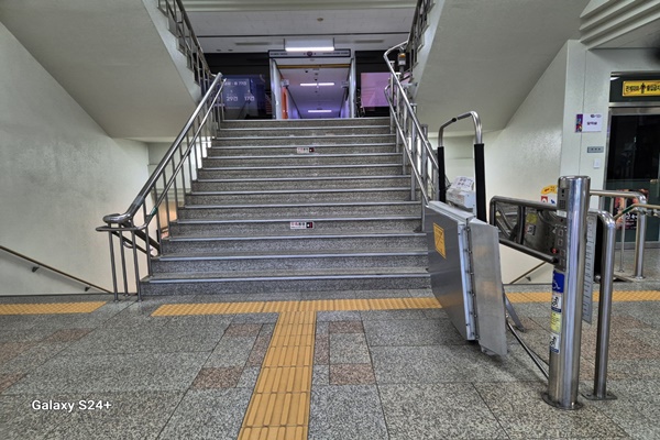 아산시청 중앙 계단에 설치된 경사로형 휠체어리프트. ©박종태
