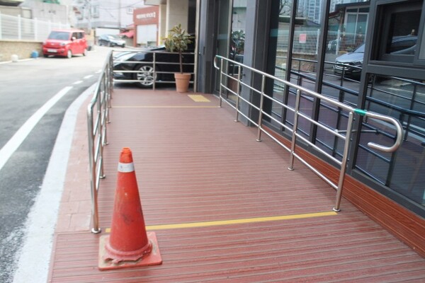 대전시 동구 가오동새터말커뮤니티센터 지상 1층 카페는 외부에서 들어갈 수 있게 출입문이 설치됐으며, 휠체어를 사용하는 장애인의 접근을 위한 경사도도 설치됐다. ©박종태